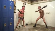 Domination gay hard avec pinces à linge