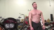 Beau mâle musclé en bondage et edging