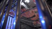Jeremy Spreadums endormi dans sa cellule de prison se réveille brutalité