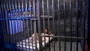 Jeremy Spreadums endormi dans sa cellule de prison se réveille brutalité