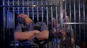 Jeremy Spreadums endormi dans sa cellule de prison se réveille brutalité