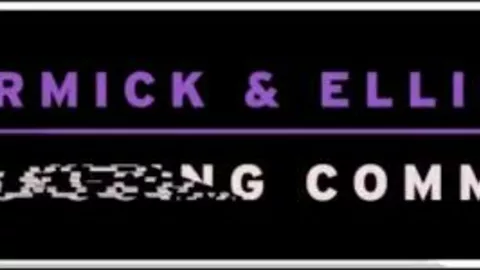 Deux jeunes minets ont du sexe gay dans la cuisine