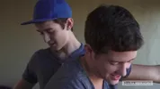 Er versohlt seinem Kumpel den Hintern und wird geil