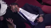 Enzo Rimenez holt im Kino seinen Schwanz raus