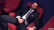 Enzo Rimenez holt im Kino seinen Schwanz raus