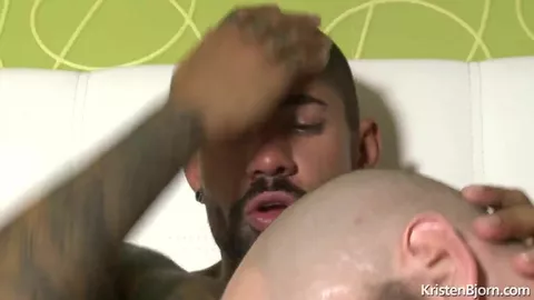 Daddy barbuto scopa uno stallone muscoloso