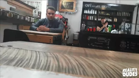 Mitarbeiter ficken neben den Kunden — sie konnten nicht warten!