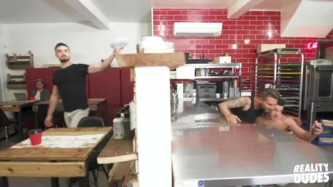 Mitarbeiter ficken neben den Kunden — sie konnten nicht warten!