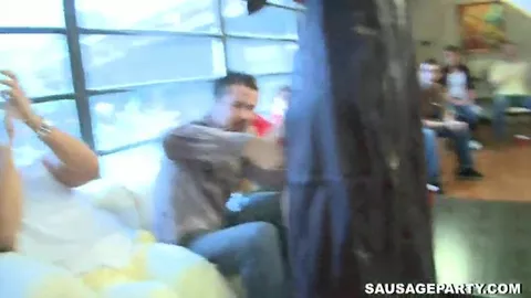 Un stripper recibe mamadas del público — Sausage Party
