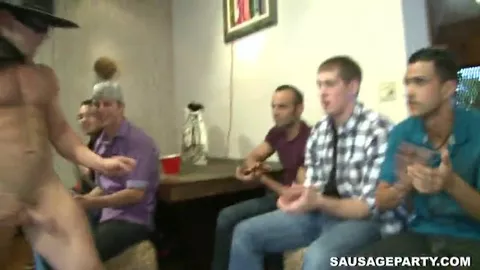 Uno stripper viene pompato dal pubblico — Sausage Party