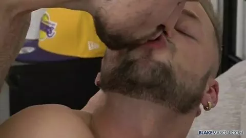 Grosse bite pour le cul de JP Dubois