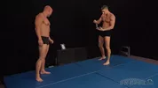 Le lutteur nu qui gagne se fait sucer