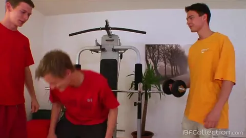 Jeunes sportifs baisent à trois durant leur entraînement