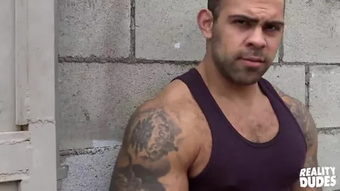 A Lorenzo le encanta chupar pollas grandes como esta