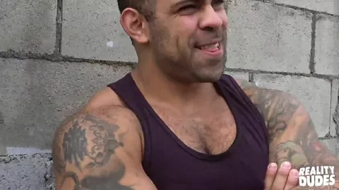 A Lorenzo le encanta chupar pollas grandes como esta