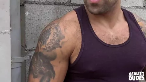 A Lorenzo le encanta chupar pollas grandes como esta