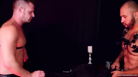 Esclave bear à la merci sur un sling