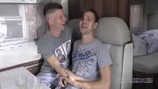 Jóvenes británicos descubren el sexo gay en una autocaravana