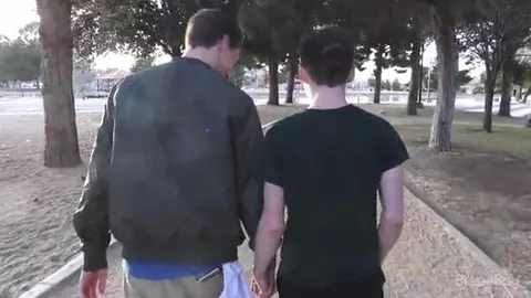 Gay adolescente banchetta con il cazzo circonciso del suo amico