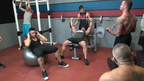 Gangbang muscolare in palestra