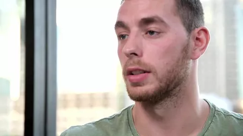 Etero tatuato si masturba