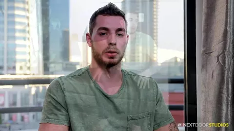 Macho hetero tatuado se masturba