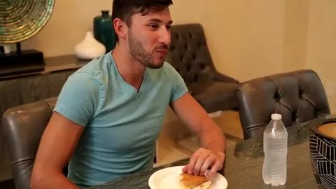 Beau mec à lunettes baisé de tous les côtés