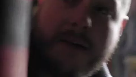 Senzatetto gay scopano bareback in uno squat