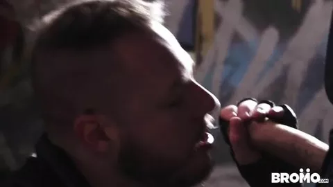 Vagabundos gays follan sin condón en un okupa