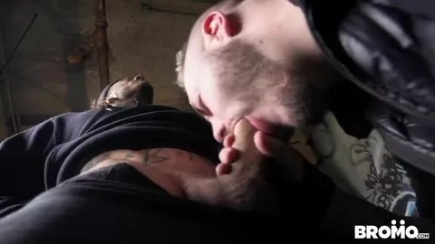 Obdachlose Gays ficken bareback in einem Squat