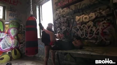 Mendigos gays transam bareback num squat