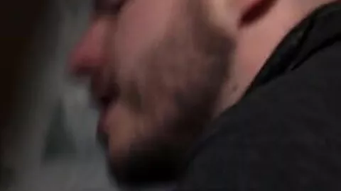 Vagabundos gays follan sin condón en un okupa