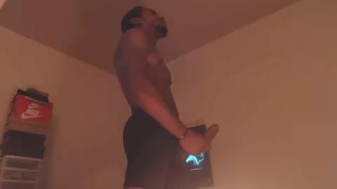 Sexy Typ wichst seinen großen Schwanz