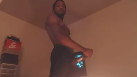 Sexy Typ wichst seinen großen Schwanz