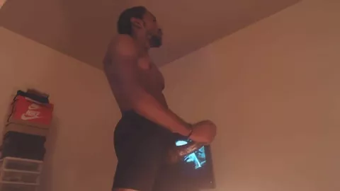 Sexy Typ wichst seinen großen Schwanz