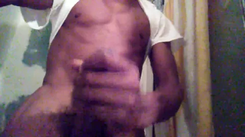 Junger Schwarzer kommt