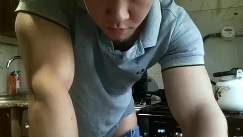 Mec baraqué bouffe son sperme sur chaturbate