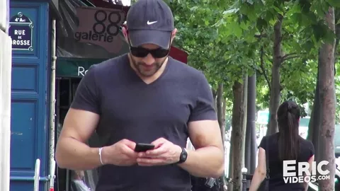 Rempli de jus par deux lascars dans son appart parisien