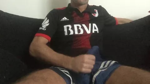 Durísimo bajo el short de fútbol