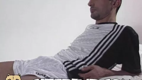 Bel pacco sotto la maglia da calcio