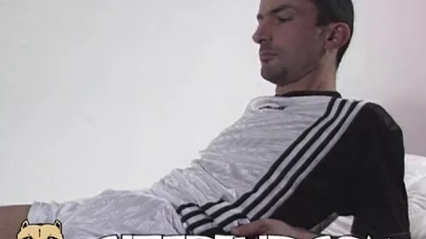 Une grosse bosse sous son maillot de foot