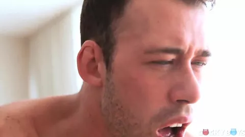 Caleb King fait un anulingus à Brandon Jones!