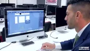 Andy Star sodomisé par son collègue sur son poste de travail