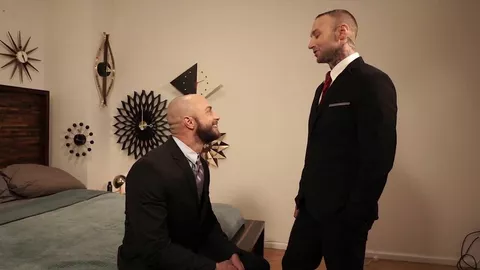 Tatuado gay stud salvajemente rides muscle daddy