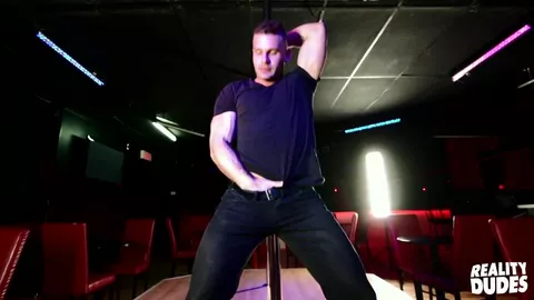 Stripper gostoso faz demo de pole dance