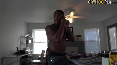 Ragazzo black si masturba in camera