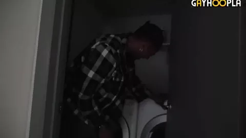 Schwarzer Typ wichst im Zimmer