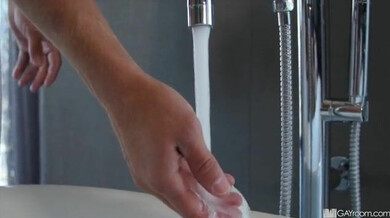 Der Masseur bekommt einen Ständer beim Massieren von Jackson Reed