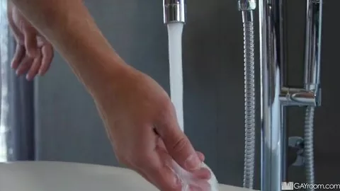 Le masseur a une érection en massant Jackson Reed