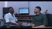 Funcionário enfia o pau na boca do chefe